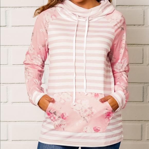 ✨Last ONE Medium ✨STRIPE AND FLORAL Top - Picture 2 of 4